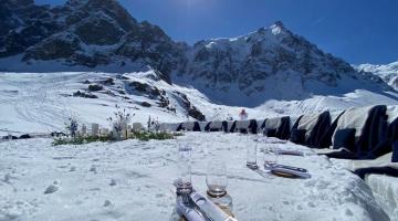 table de mariage dans la neige